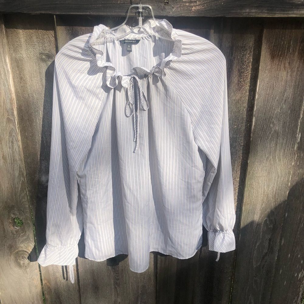 Banana Republic Long Sleeved Blouse, Preowned Sz S Gray,white, black pinstripes